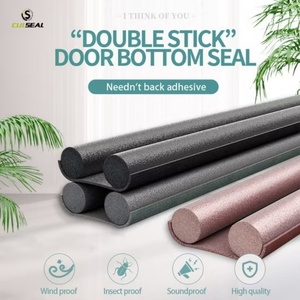 Bande de scellement souple et moderne pour bas de porte avec matériau EPE, durable et insonorisante, pare-draught à visser - Product Image 1