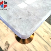 Ensemble de table à manger rectangulaire en marbre blanc pour 4 personnes avec base en acier inoxydable doré en forme de tulipe