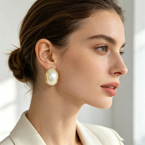 Orecchini alla Moda 2026 Placcati Oro 18K, Stile Francese Chic, con Perle Pastello Ovali e Cornice a Mezzaluna, Unisex, Minimalisti, Nuovi per Feste - Product Image 2