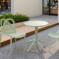 Ensemble de meubles de patio extérieur moderne, table en plastique durable résistante aux intempéries, design pliable