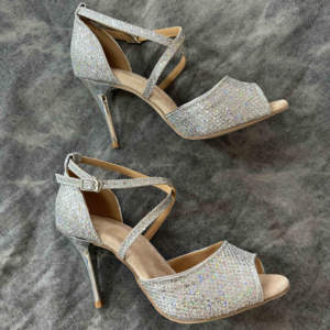 Chaussures <span class=keywords><strong>de</strong></span> <span class=keywords><strong>danse</strong></span> Tango professionnelles 8.5 <span class=keywords><strong>cm</strong></span> talons électrolytiques semelles en peau <span class=keywords><strong>de</strong></span> vache dure conception <span class=keywords><strong>de</strong></span> paillettes argentées Style argentin - Product Image 4