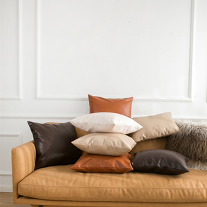 Coussin décoratif de luxe en similicuir doux avec texture cuir pour le canapé et les accoudoirs du salon - Product Image 1
