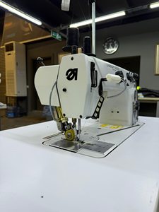 Machine à coudre industrielle plate importée d'Allemagne pour la couture de vêtements, de cuir et de textiles avec technologie de moteur avancée - Product Image 3