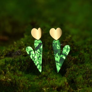 Boucles d'oreilles tendance en forme de cœur vert, plaquées or PVD, en acier inoxydable 316L, bijoux durables et résistants - Product Image 3