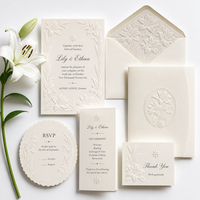 Blindgeprägte Hochzeitseinladung mit Schweizer Alpenlilie und Schneegipfel, Elegante Frische Maßgefertigte Handgefertigte Blindgeprägte Einladung