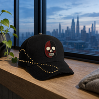 Casquette de baseball personnalisée style punk rock avec crâne, ornée de perles, strass et rivets, visière vieillie, fermeture snapback avec boucle métallique