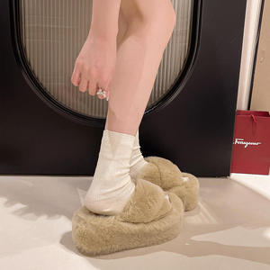 Chaussons d'intérieur personnalisés en fourrure pour femme, collection Hiver 2026, à bout ouvert, semelle épaisse en plastique, en peluche de haute qualité, confortables et douillets - Product Image 5