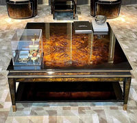 Table basse carrée en bois sculpté, style classique, design antique, luxe, placage de bois naturel, pour salon.