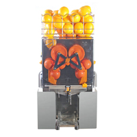 Machine à presser les oranges fraîches et utilisées professionnellement dans les boutiques de fruits