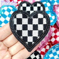 Parches de tablero de ajedrez de corazón de amor rojo y rosa hechos a mano, insignias bordadas de hierro para el Día de San Valentín para ropa y sudaderas