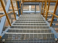 Vente chaude Matériaux de construction métalliques Marche d'escalier en acier extérieur Plateforme de sol Grille en acier galvanisé Grille pour la construction