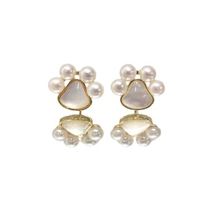 Boucles d'oreilles clous Yili vintage tendance en argent S925 avec perle blanche et motif patte de chat mignon pour femme, idéales pour les fêtes et les cadeaux d'anniversaire - Product Image 5