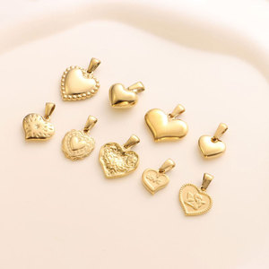 <span class=keywords><strong>Fournisseur</strong></span> de bijoux en gros tendance personnalisée texture en <span class=keywords><strong>acier</strong></span> <span class=keywords><strong>inoxydable</strong></span> plaqué or 18 carats pendentifs breloques en forme de cœur pour accessoires de bijoux - Product Image 2