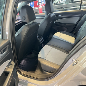 Volkswagen <span class=keywords><strong>Golf</strong></span> 8.5, Auto Compacto de <span class=keywords><strong>Segunda</strong></span> <span class=keywords><strong>Mano</strong></span>, 280TSI DSG R-Line Lite, Características Modificadas Estables, Volante a la Izquierda, Neumáticos R17 - Product Image 5