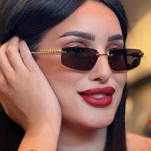 QM KD-8105 2025 Nuevas Gafas de <span class=keywords><strong>Sol</strong></span> Cuadradas de Moda Europea y Americana, <span class=keywords><strong>Lentes</strong></span> con Protección UV400, Estilo Urbano, Marco Metálico con Rosca - Product Image 3