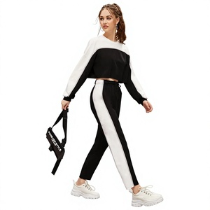 Conjunto Deportivo de Dos Piezas Personalizado para Mujer, Pantalones Deportivos con Rayas Laterales y Sudadera Corta, Ropa Deportiva Informal - Product Image 1