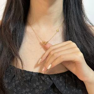 Collana da donna in acciaio inossidabile placcato oro 18 carati con doppio fiocco laterale a <span class=keywords><strong>farfalla</strong></span>, impermeabile e anallergica, per uso quotidiano - Product Image 3
