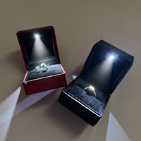 Boîte à bijoux de luxe sérigraphiée logo laqué noir avec lumières paquet de bijoux led boîtes à bagues personnalisées boîte à bijoux