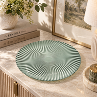 Assiette de Présentation Moderne en Plastique 13 pouces, Revêtement Poudré, Texture Côtelée Spirale, Bord Ondulé, Décoration de Table Élégante pour Banquets et Traiteur
