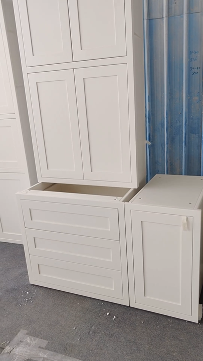 Modern U-Shape Kitchen with Small Island Solid Wood Shaker Cabinets