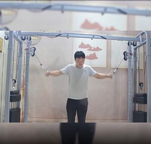 Machine d'entraînement musculaire tout-en-un avec poids, système Smith, développé couché, traction latérale et poulies réglables - Product Image 6