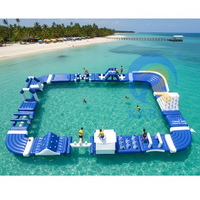 Grand parc aquatique gonflable flottant bleu et blanc, parcours d'obstacles aquatiques pour les lacs et les plages