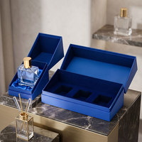 Boîte cadeau rigide bleue de luxe sur mesure avec insert en satin/velours pour emballage de parfums et cosmétiques haut de gamme