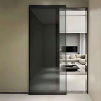 Porte fantôme minimaliste avec cadre noir et verre teinté, cloison intérieure coulissante invisible, séparateur de pièce moderne de luxe à effet flottant