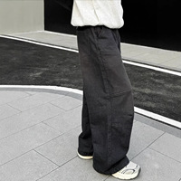 Jean en denim décontracté style coréen, coupe ample, délavage moyen, taille mi-haute, idéal pour le quotidien et les trajets.