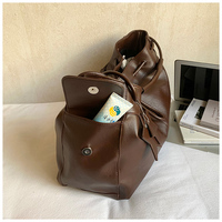 Sac fourre-tout de luxe pour femme en PU imprimé avec logo, doublure en peluche, fermeture éclair, style décontracté et tendance, vente chaude en gros