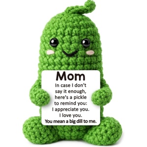Cadeau en crochet fait main, motif cornichon, avec messages d'amour, pour la fête des Pères, la fête des Mères, ou un anniversaire - Product Image 3