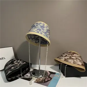 Cappello da pescatore di paglia di carta a blocchi di colore a righe di marca di lusso tropicale estivo con decorazione a stringa di perline