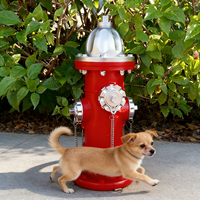 Sculpture en résine de type hydrant rouge vintage avec détails de chaîne argentée, décoration réaliste pour patio extérieur, style antique miniature