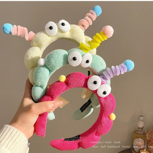 Diadema de nube de peluche con ojos grandes y diseño de niño, divertida, para mujer, con pinza de pelo giratoria, para lavarse la cara, estilo popular en redes, accesorios para el cabello - Product Image 3