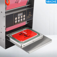 Scelleuse de barquettes semi-automatique facile à utiliser pour les entreprises de restauration, emballage de repas à emporter