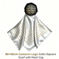 Écharpe carrée en satin imprimée sur mesure 90x90cm avec bonnet en maille noire assorti, kit couvre-chef pour cadeau promotionnel d'entreprise