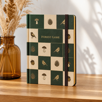 Carnet de notes LABON personnalisé sur le thème de la forêt, vert crème, motif damier, avec dorure à chaud, oiseaux, pommes de pin, champignons, acorns, bords dorés et bande élastique