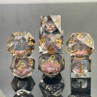 Juego de dados DND de resina poliédrica de 7 piezas con núcleo líquido de color ciruela y bordes afilados, con números dorados para Dungeons and Dragons