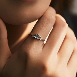 Anillo de compromiso de plata S925 con diamantes baguette para mujer, estilo clásico geométrico con engaste de canal, ideal para regalar a seres queridos. - Product Image 5