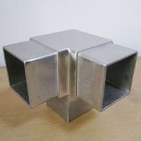 Fabricant professionnel de moules d'emboutissage pour quincaillerie, profilés en plastique et aluminium, barres de jonction, profilés de jonction pivotante et profilés de jonction universelle