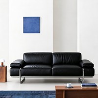 Canapé multi-places en cuir Timberight de style Bauhaus à pieds hauts et lignes droites, idéal pour salon, villa ou négociations professionnelles, fabriqué pour une durabilité accrue