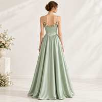 Robe longue personnalisée pour femme en satin, avec corsage froncé, appliques florales, bretelles spaghetti, taille ajustée, coupe trapèze, robe de soirée formelle