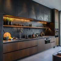 Armoires de cuisine sur mesure avec portes en bois massif et îlot de rangement, fabriquées sur commande pour projets d'aménagement intérieur personnalisés