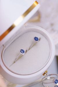 แหวนเพชรทรงรีประดับไพลินแท้ ดีไซน์เรียบหรู ทองคำขาว 18k จากซินฟลาย ไฟน์ จิวเวลรี่ - Product Image 2