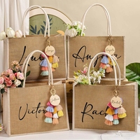 Sac fourre-tout en jute personnalisé avec nom, sac de plage en toile de jute personnalisé avec pompon, cadeau de mariage pour demoiselle d'honneur, sac de voyage réutilisable
