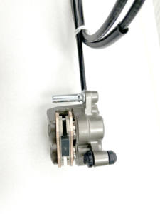 Freins arrière modifiés Ultra Bee pour Talaria MX4/MX5/XXX - Kit <span class=keywords><strong>de</strong></span> <span class=keywords><strong>frein</strong></span> arrière compatible (étriers arrière, disques, supports) - Product Image 4