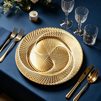 Assiette de présentation moderne dorée robuste à nervures verticales, durable, réutilisable, surface brillante pour banquets et événements à domicile