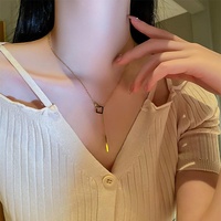 Collier pendentif croix carrée géométrique en acier inoxydable couleur or au design créatif pour femme, bijou long et élégant