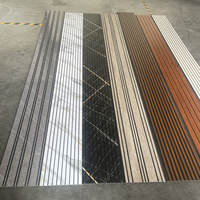 Panneau de plafond cannelé en PVC de conception moderne de 300*8.5mm Base noire étanche à l'humidité pour l'installation de murs intérieurs