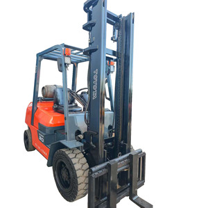 Chariot élévateur d'entrepôt d'occasion de haute qualité avec moteur japonais d'origine, performance stable, 3 tonnes GPL hydraulique latéral - Product Image 1